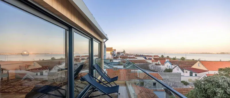 Terraço da Casa do Horizonte ao final da tarde, com vista sobre os telhados da Costa Nova e a Ria