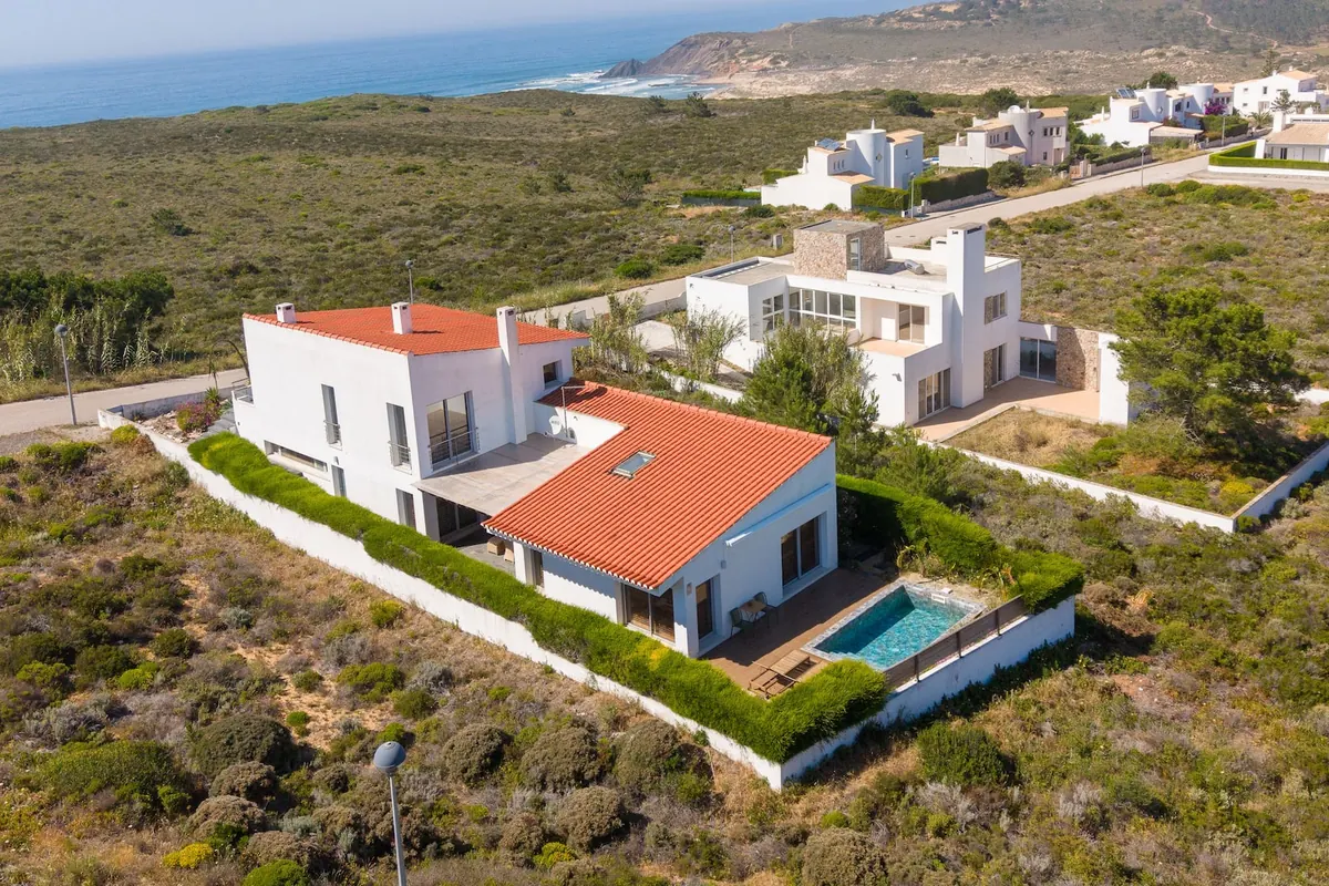 Vista aérea da moradia e da piscina, na paisagem aberta da Costa Vicentina